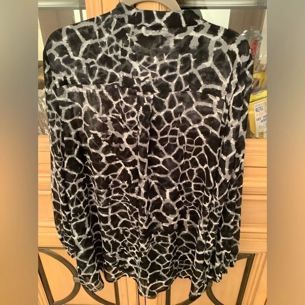 BEAUTIFUL NWT 22/24 BLACK AND GRAY ANIMAL PRINT BLOUSE WITH RUFFLE FRONT - Picture 2 of 7